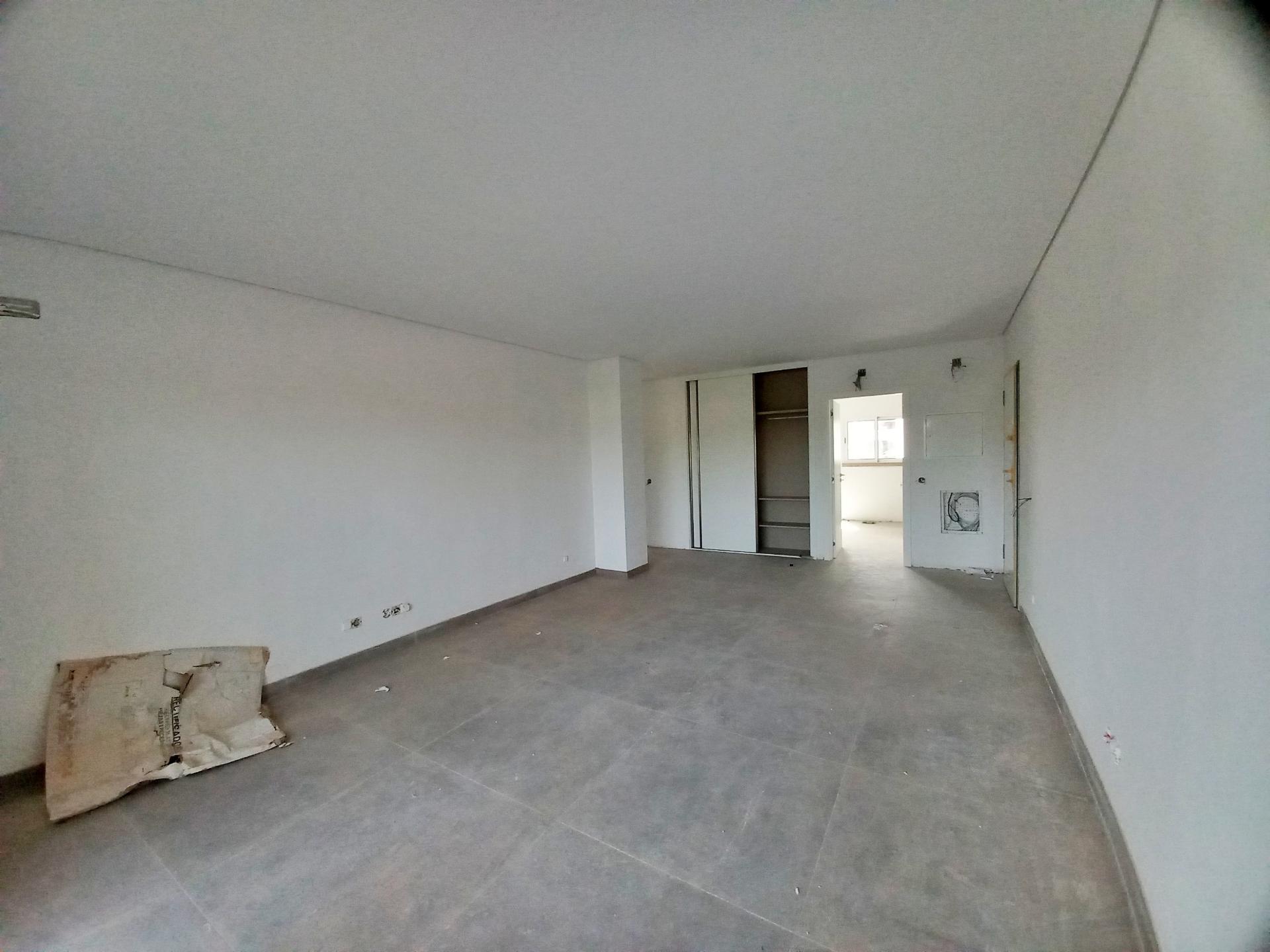 Excelente apartamento T3, garagem e arrumos fechados em fase de construção no centro de Almancil.