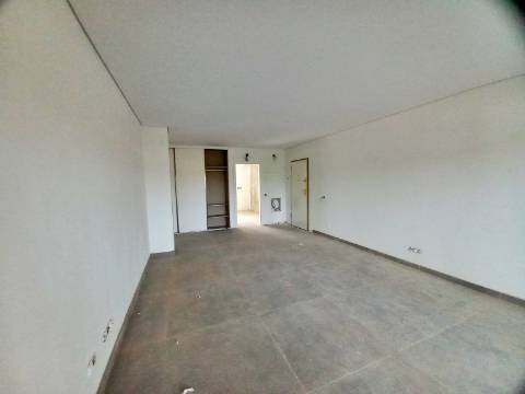 Excelente apartamento T3, garagem e arrumos fechados em fase de construção no centro de Almancil.