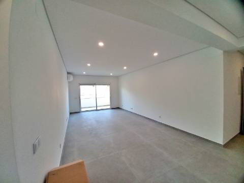 Excelente apartamento T3, garagem e arrumos fechados em fase de construção no centro de Almancil.