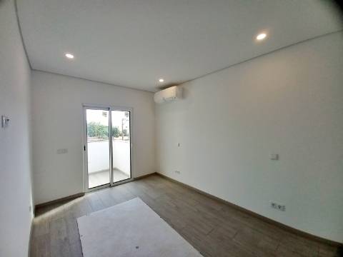 Excelente apartamento T3, garagem e arrumos fechados em fase de construção no centro de Almancil.
