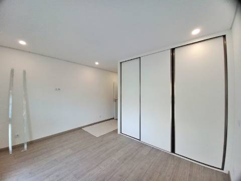 Excelente apartamento T3, garagem e arrumos fechados em fase de construção no centro de Almancil.