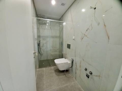 Excelente apartamento T3, garagem e arrumos fechados em fase de construção no centro de Almancil.