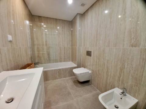 Excelente apartamento T3, garagem e arrumos fechados em fase de construção no centro de Almancil.