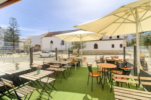 Espaço Comercial Exclusivo em Monte Gordo - Glamour e Sofisticação junto à Igreja Central