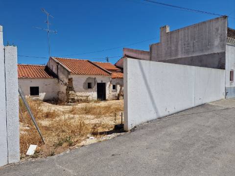 Moradia T3 para Remodelação Total no Coração do Azinhal - Grande Potencial de Transformação