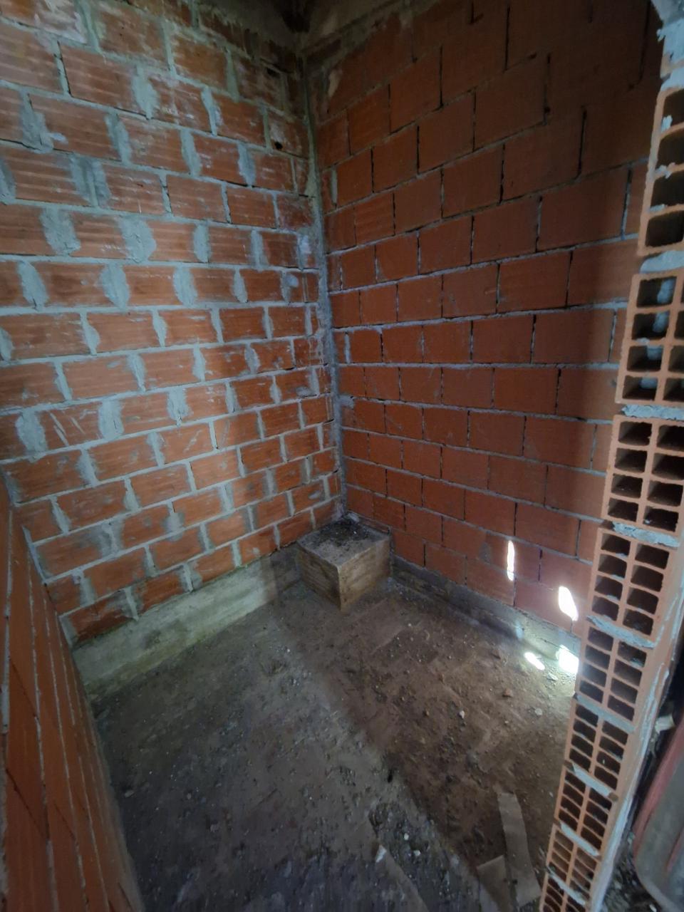 Moradia T3 para Remodelação Total no Coração do Azinhal - Grande Potencial de Transformação