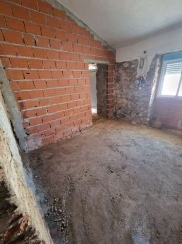 Moradia T3 para Remodelação Total no Coração do Azinhal - Grande Potencial de Transformação