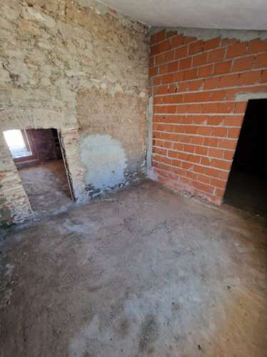 Moradia T3 para Remodelação Total no Coração do Azinhal - Grande Potencial de Transformação