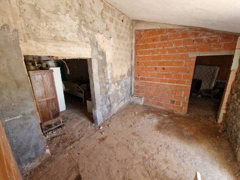 Moradia T3 para Remodelação Total no Coração do Azinhal - Grande Potencial de Transformação