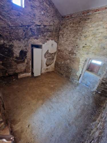 Moradia T3 para Remodelação Total no Coração do Azinhal - Grande Potencial de Transformação