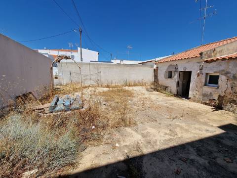 Moradia T3 para Remodelação Total no Coração do Azinhal - Grande Potencial de Transformação