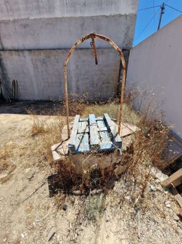 Moradia T3 para Remodelação Total no Coração do Azinhal - Grande Potencial de Transformação