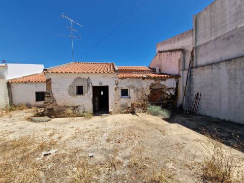 Moradia T3 para Remodelação Total no Coração do Azinhal - Grande Potencial de Transformação