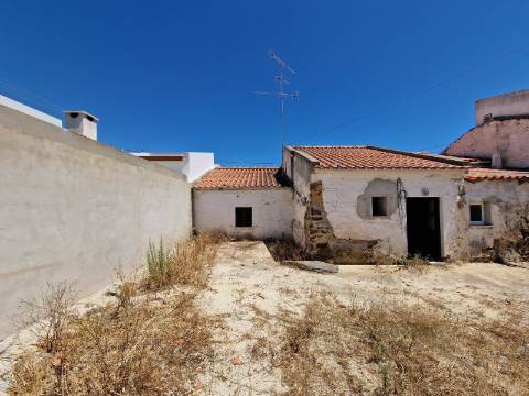 Moradia T3 para Remodelação Total no Coração do Azinhal - Grande Potencial de Transformação