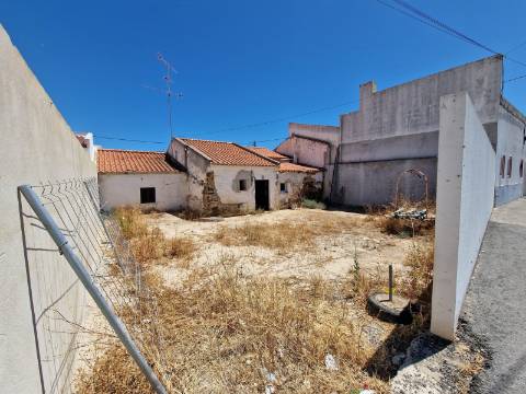 Moradia T3 para Remodelação Total no Coração do Azinhal - Grande Potencial de Transformação
