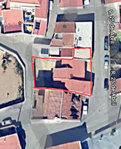 Moradia T3 para Remodelação Total no Coração do Azinhal - Grande Potencial de Transformação