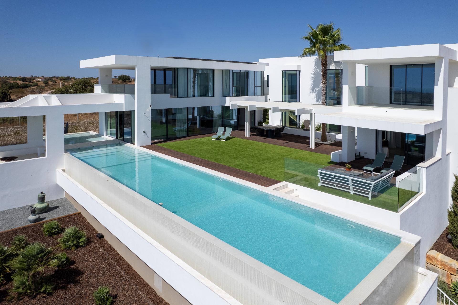 Vila deslumbrante, com 5 quartos em suíte, ampla piscina e vistas incríveis para o campo de golfe com a assinatura de Jack Nicklaus