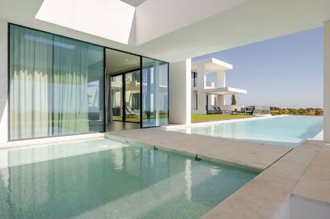 Vila deslumbrante, com 5 quartos em suíte, ampla piscina e vistas incríveis para o campo de golfe com a assinatura de Jack Nicklaus