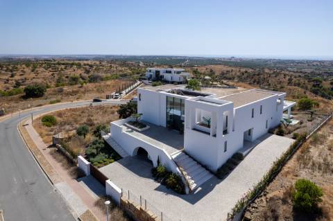 Vila deslumbrante, com 5 quartos em suíte, ampla piscina e vistas incríveis para o campo de golfe com a assinatura de Jack Nicklaus