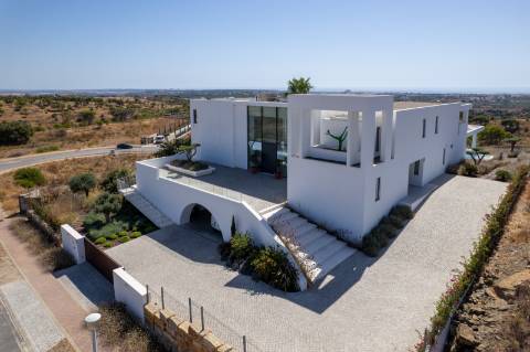 Vila deslumbrante, com 5 quartos em suíte, ampla piscina e vistas incríveis para o campo de golfe com a assinatura de Jack Nicklaus