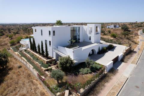 Vila deslumbrante, com 5 quartos em suíte, ampla piscina e vistas incríveis para o campo de golfe com a assinatura de Jack Nicklaus