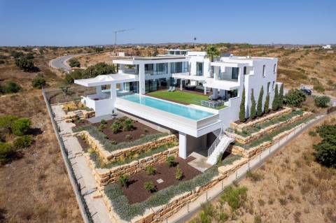 Vila deslumbrante, com 5 quartos em suíte, ampla piscina e vistas incríveis para o campo de golfe com a assinatura de Jack Nicklaus