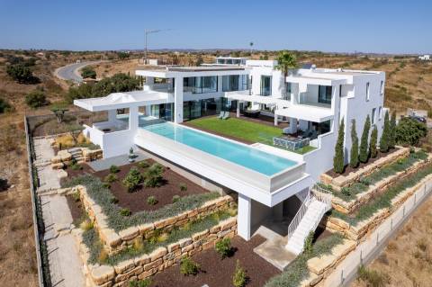 Vila deslumbrante, com 5 quartos em suíte, ampla piscina e vistas incríveis para o campo de golfe com a assinatura de Jack Nicklaus