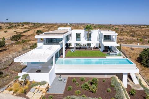 Vila deslumbrante, com 5 quartos em suíte, ampla piscina e vistas incríveis para o campo de golfe com a assinatura de Jack Nicklaus