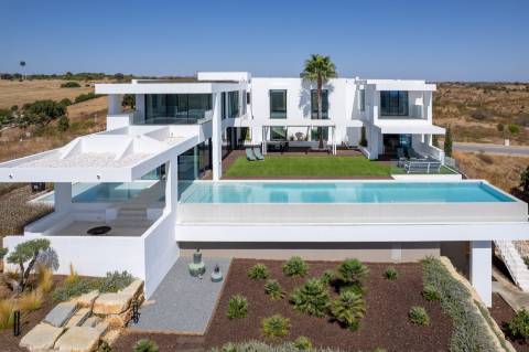 Vila deslumbrante, com 5 quartos em suíte, ampla piscina e vistas incríveis para o campo de golfe com a assinatura de Jack Nicklaus