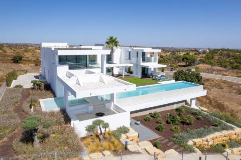 Vila deslumbrante, com 5 quartos em suíte, ampla piscina e vistas incríveis para o campo de golfe com a assinatura de Jack Nicklaus