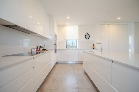 Vila deslumbrante, com 5 quartos em suíte, ampla piscina e vistas incríveis para o campo de golfe com a assinatura de Jack Nicklaus