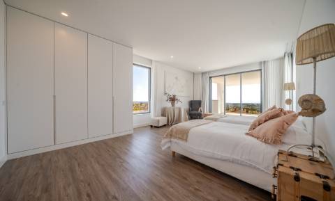 Vila deslumbrante, com 5 quartos em suíte, ampla piscina e vistas incríveis para o campo de golfe com a assinatura de Jack Nicklaus