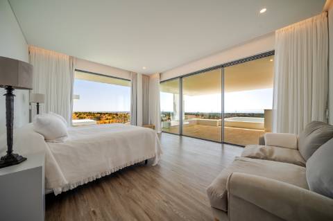 Vila deslumbrante, com 5 quartos em suíte, ampla piscina e vistas incríveis para o campo de golfe com a assinatura de Jack Nicklaus