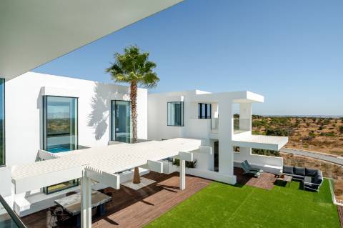 Vila deslumbrante, com 5 quartos em suíte, ampla piscina e vistas incríveis para o campo de golfe com a assinatura de Jack Nicklaus