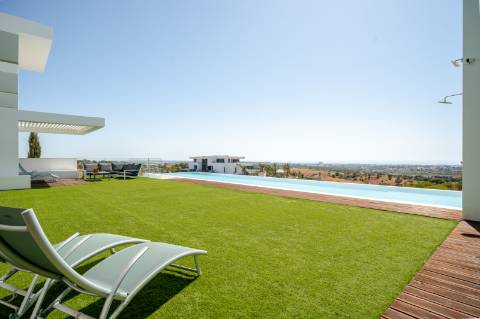 Vila deslumbrante, com 5 quartos em suíte, ampla piscina e vistas incríveis para o campo de golfe com a assinatura de Jack Nicklaus