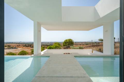 Vila deslumbrante, com 5 quartos em suíte, ampla piscina e vistas incríveis para o campo de golfe com a assinatura de Jack Nicklaus