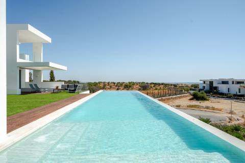 Vila deslumbrante, com 5 quartos em suíte, ampla piscina e vistas incríveis para o campo de golfe com a assinatura de Jack Nicklaus