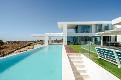 Vila deslumbrante, com 5 quartos em suíte, ampla piscina e vistas incríveis para o campo de golfe com a assinatura de Jack Nicklaus