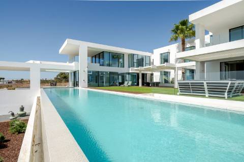 Vila deslumbrante, com 5 quartos em suíte, ampla piscina e vistas incríveis para o campo de golfe com a assinatura de Jack Nicklaus