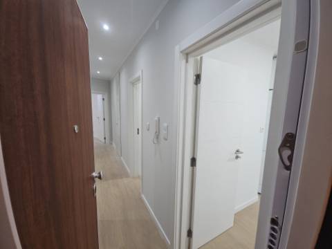 
Apartamento T2 junto ao Parque Central, totalmente remodelado, com Cozinha equipada a 6 minutos a pé da Estação de Comboios da Amadora, excelente oportunidade.