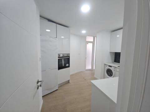 
Apartamento T2 junto ao Parque Central, totalmente remodelado, com Cozinha equipada a 6 minutos a pé da Estação de Comboios da Amadora, excelente oportunidade.