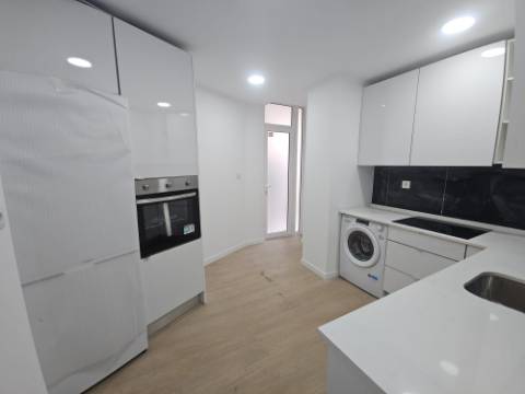 
Apartamento T2 junto ao Parque Central, totalmente remodelado, com Cozinha equipada a 6 minutos a pé da Estação de Comboios da Amadora, excelente oportunidade.