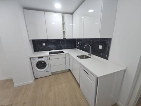 
Apartamento T2 junto ao Parque Central, totalmente remodelado, com Cozinha equipada a 6 minutos a pé da Estação de Comboios da Amadora, excelente oportunidade.