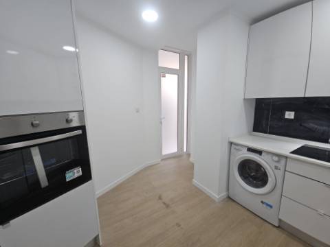 
Apartamento T2 junto ao Parque Central, totalmente remodelado, com Cozinha equipada a 6 minutos a pé da Estação de Comboios da Amadora, excelente oportunidade.