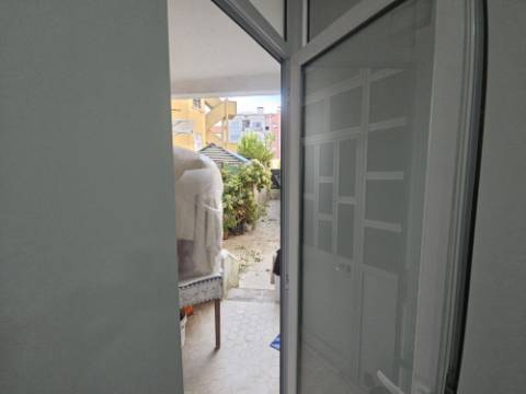 
Apartamento T2 junto ao Parque Central, totalmente remodelado, com Cozinha equipada a 6 minutos a pé da Estação de Comboios da Amadora, excelente oportunidade.