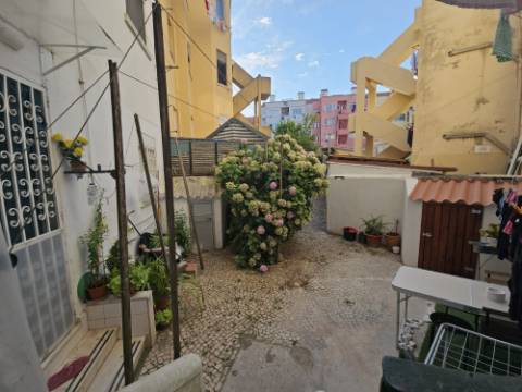 
Apartamento T2 junto ao Parque Central, totalmente remodelado, com Cozinha equipada a 6 minutos a pé da Estação de Comboios da Amadora, excelente oportunidade.