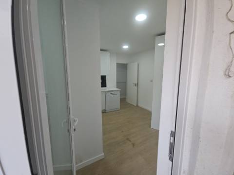 
Apartamento T2 junto ao Parque Central, totalmente remodelado, com Cozinha equipada a 6 minutos a pé da Estação de Comboios da Amadora, excelente oportunidade.