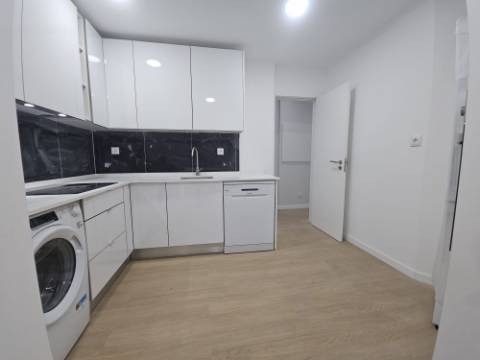 
Apartamento T2 junto ao Parque Central, totalmente remodelado, com Cozinha equipada a 6 minutos a pé da Estação de Comboios da Amadora, excelente oportunidade.