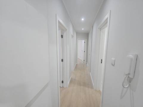 
Apartamento T2 junto ao Parque Central, totalmente remodelado, com Cozinha equipada a 6 minutos a pé da Estação de Comboios da Amadora, excelente oportunidade.