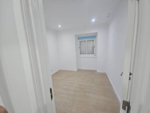 
Apartamento T2 junto ao Parque Central, totalmente remodelado, com Cozinha equipada a 6 minutos a pé da Estação de Comboios da Amadora, excelente oportunidade.